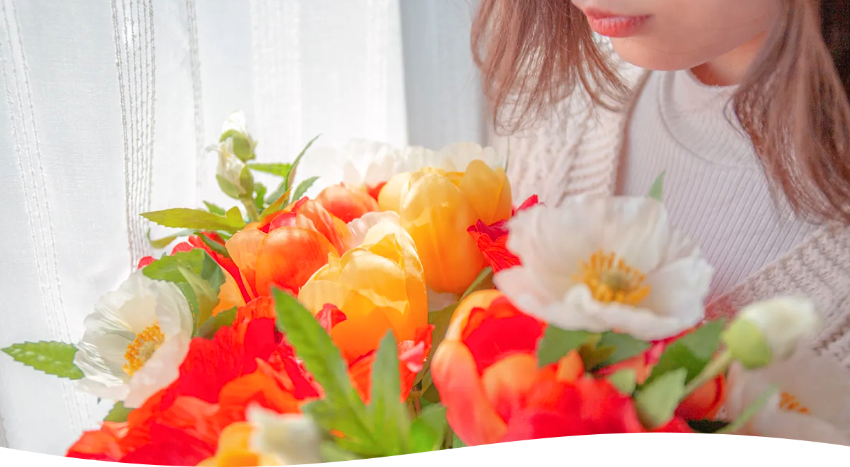 花を持った女性の画像